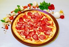 Пицца Пепперони 30см / 620 гр./ пепперони, томатный соус, моцарелла, чесночное масло, прованские травы.